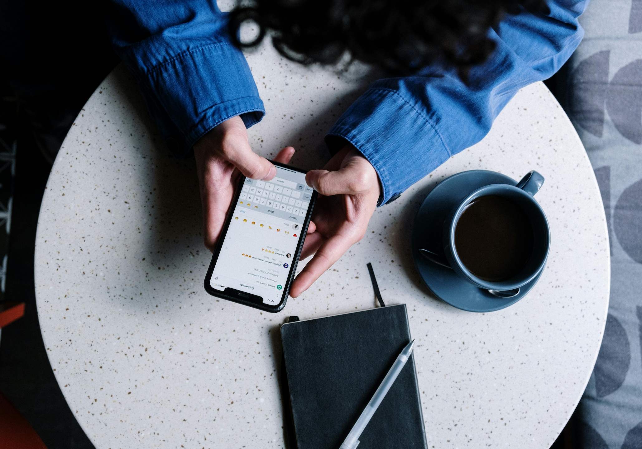 Hvordan kan jeg tilpasse mit tastatur på min iPhone til den hånd, jeg skriver med?